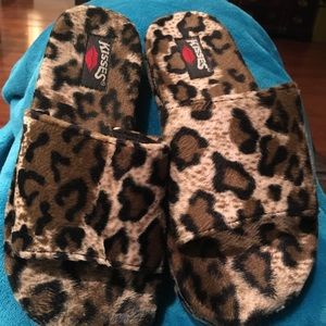 Leopard skip on house shoes